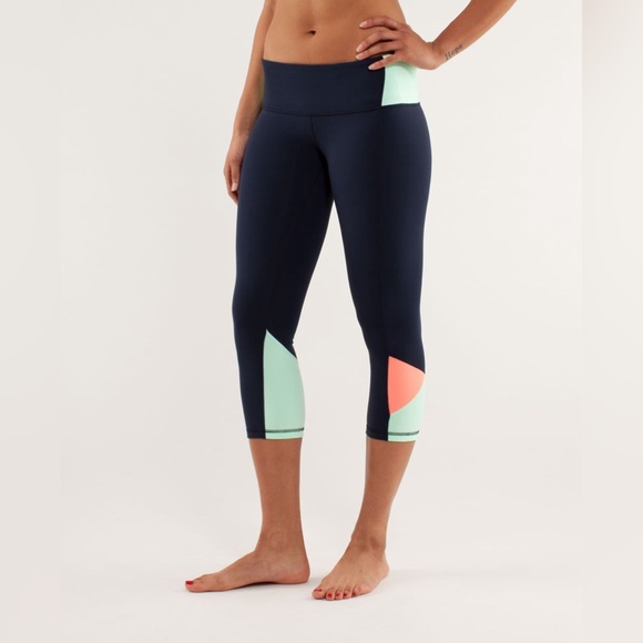 lululemon athletica Pants - Lululemon Athletica Navy/Peach Embody Crop Leggings size 4 EUC